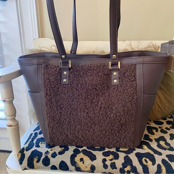 NWT’s Rachel Zoe Sherpa fall tote bag with card case and tassel key chain. - Picture 5 of 13